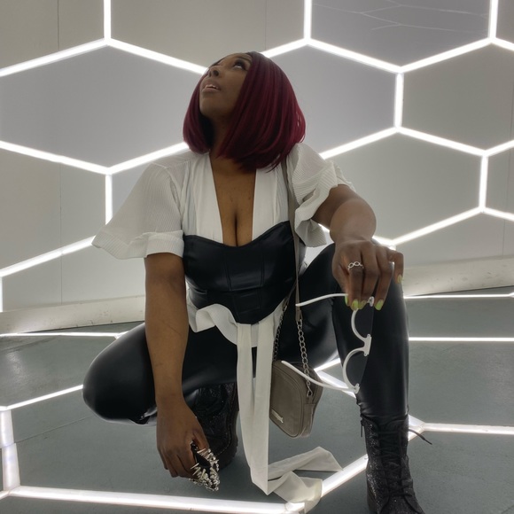 Meet your Posher, April - Picture 1 of 5